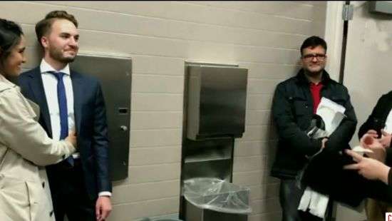 В США молодожены поженились в туалете суда (ВИДЕО)