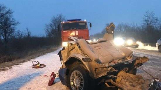 В Крыму на скользкой дороге автомобиль от удара разорвало пополам, есть жертвы (ВИДЕО)