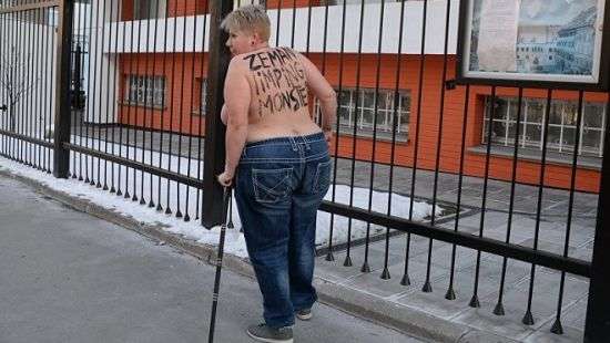 Активистка Femen обнажилась не у того посольства - ФОТО