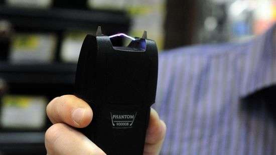 В Германии парочка часами пытала электрошокером продавца eBay, который их обманул