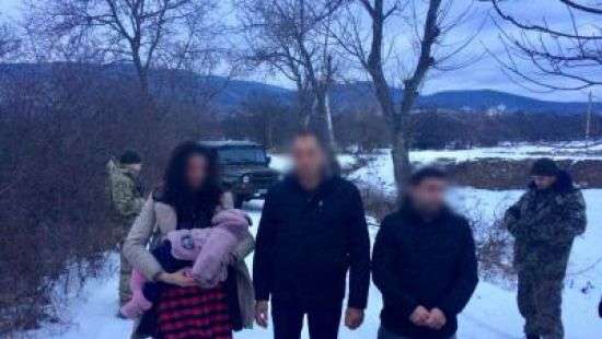 Мужчина и женщина с малышом пытались прорваться через границу Украины