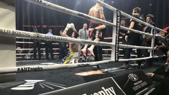 Усик по очкам победил Бриедиса