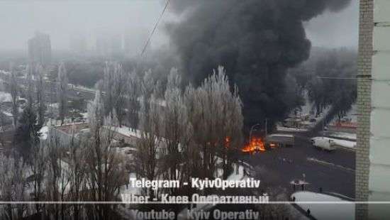 В Киеве пылает фура и три столкнувшиеся с ней автомобиля (ВИДЕО)