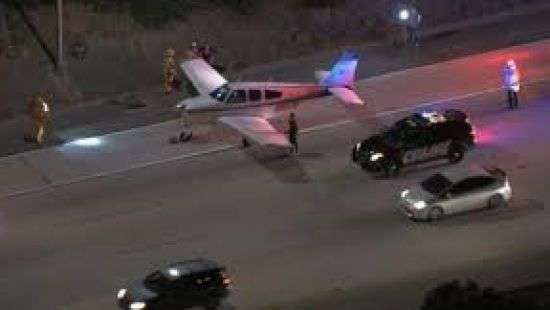 В США самолет экстренно сел на оживленную трассу (ВИДЕО)