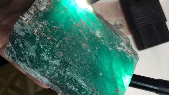 В России на руднике нашли гигантский изумруд