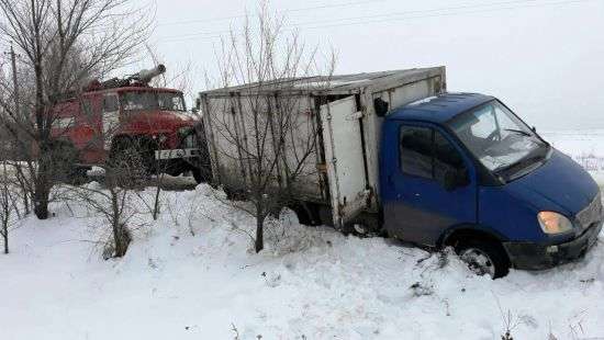 На Запорожье за сутки спасатели достали из снежных сугробов девять авто