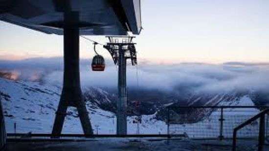 В Австрии около 100 лыжников зависли на высоте из-за поломки подъемника