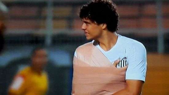 Врачи обмотали травмированного футболиста и вернули на поле