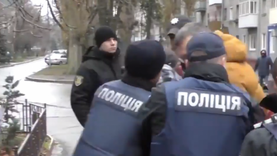 В интернете появилось видео потасовки между полицией и Нацдружиной (ВИДЕО)