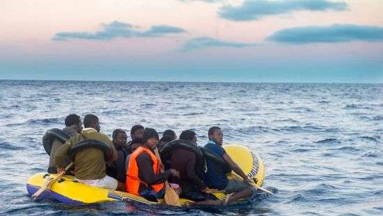 В Адриатическом море рыбаки подобрали надувную лодку с 17 мигрантами