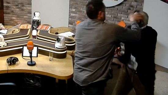 В прямом эфире российской радиостанции подрались известные журналисты (ВИДЕО)