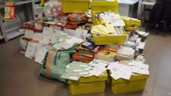 В Италии почтальон 7 лет прятал чужие письма и посылки у себя в гараже