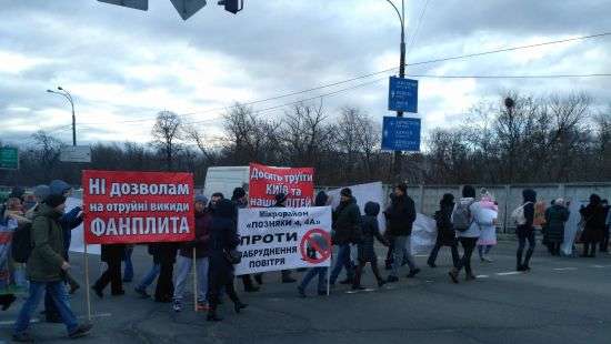 В Киеве жители окрестных районов завода «Фанплит» вышли с акцией протеста (ФОТО)