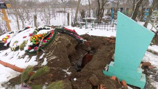 Под Одессой вандалы повредили могилу и устроили там посиделки (ФОТО)