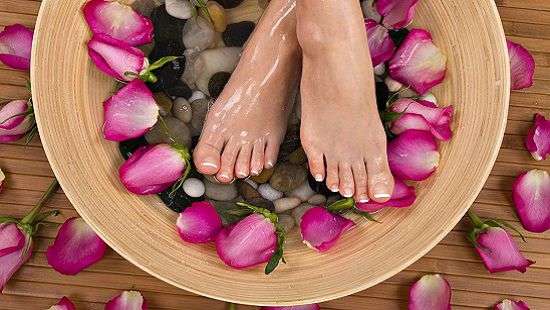 Косметологи рассказали, как ухаживать за ногами зимой