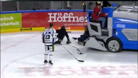 Хоккеиста в прямом эфире едва не переехала машина для заливки льда (ВИДЕО)