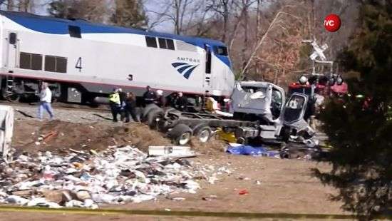 В США поезд, в котором ехали конгрессмены протаранил мусоровоз, есть погибший