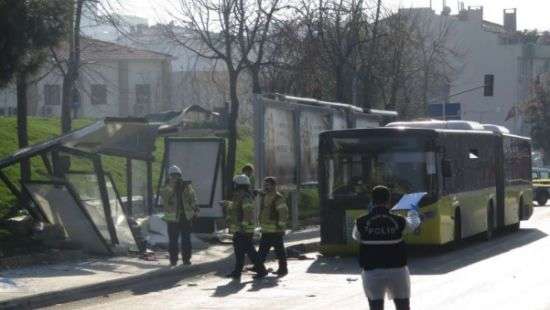 В Стамбуле автобус врезался в остановку, есть жертвы (ФОТО)
