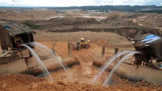 В ЮАР около 950 золотодобытчиков оказались заблокированы под землей