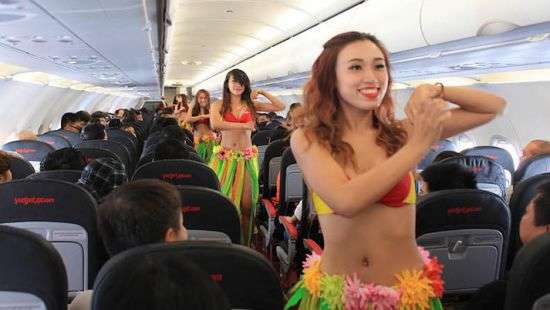 Вьетнамские стюардессы станцевали полуобнаженными для подростков - ВИДЕО