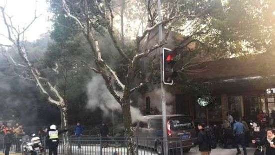 В Шанхае фургон въехал в толпу людей у кофейни, есть пострадавшие