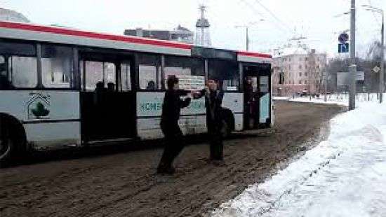 В России на дороге, не поделив маршрут, подрались водители двух троллейбусов (ВИДЕО)