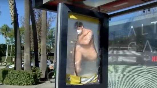 В США голого мужчину упаковали в рекламный щит (ФОТО/ВИДЕО)