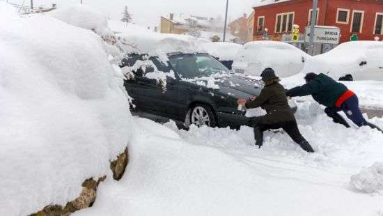 На Испанию обрушились снегопады - часть дорог в стране парализована