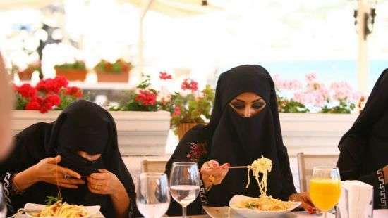 В Турции мусульманам запретили есть и пить левой рукой