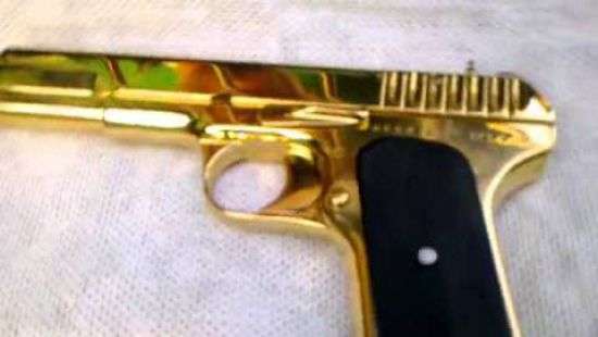У и.о. премьера Дагестана изъяли золотой пистолет ТТ
