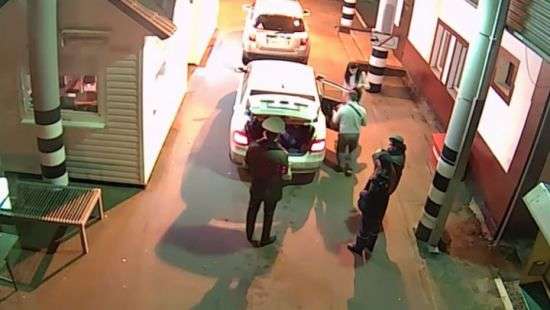 Пожилая украинка в багажнике возглавила топ курьезов на белорусской границе (ВИДЕО)