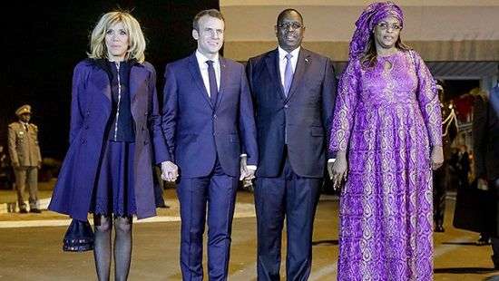 Президент и первая леди Франции рука об руку путешествуют по Африке: яркие наряды первой леди, встреча с Рианной и другие подробности (ФОТО, ВИДЕО)