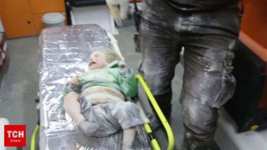 Сеть впечатлило видео спасения ребенка из-под завалов после авиаудара в Сирии (ВИДЕО)