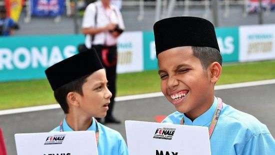 Девушек-моделей заменят на грид-кидс в Формуле 1