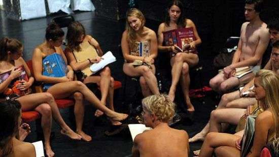 Специалисты рассказали, почему люди скоро останутся без одежды