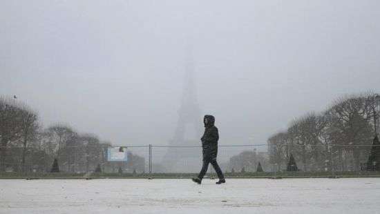 В Париже из-за сильных снегопадов закрыли Эйфелеву башню