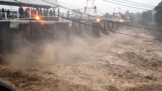 В Индонезии из-за наводнений эвакуируют тысячи человек, есть погибшие