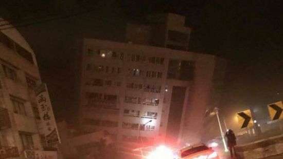 На Тайване - мощное землетрясение: под обломками зданий застряло много людей (ФОТО/ВИДЕО)