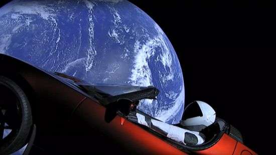 SpaceX опубликовала кадры движения электромобиля в космосе (ВИДЕО)