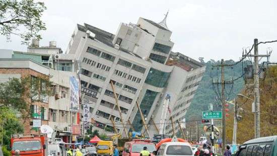 Жуткие последствия землетрясения на Тайване попали на фото и видео (ВИДЕО)