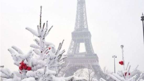 Снегопады остановили метро в Париже