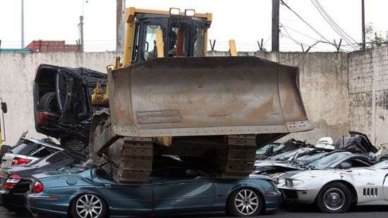 На Филиппинах бульдозером уничтожили более 30 дорогих автомобиле