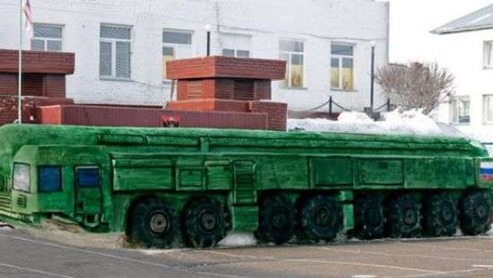 Заключенные сделали из снега ракету Тополь-М в натуральную величину (ФОТО)