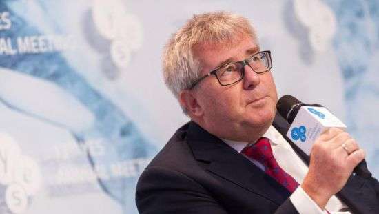 Вице-президента Европарламента уволили за оскорбление