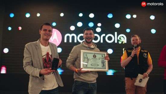 Запас прочности: Moto Z2 Force зарегистрировал рекорд падений экраном вниз без повреждений