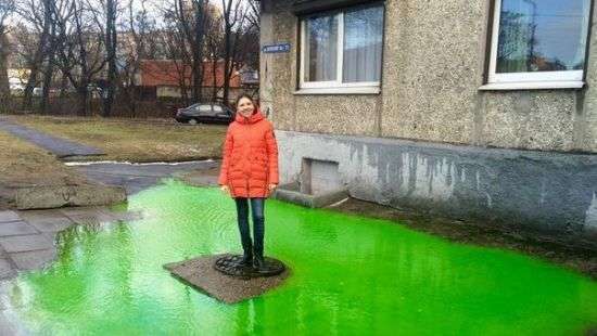 На Днепропетровщине у жителей из кранов пошла зеленя святящаяся вода (ВИДЕО)