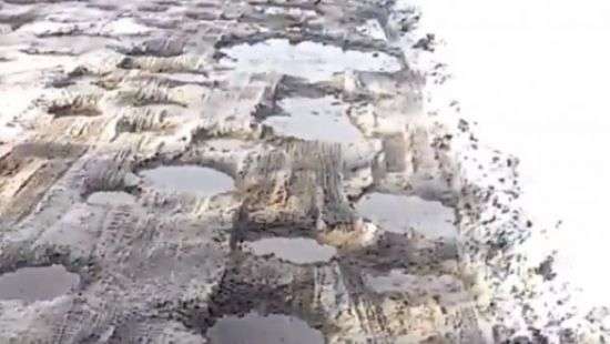 Дальнобойщики показали, как выглядит, быть может, худшая дорога в Украине (ВИДЕО)