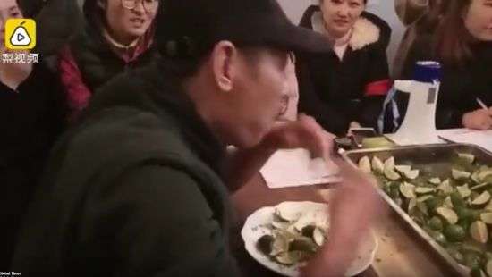 Житель Китая съел 117 долек лайма ради 800 долларов (ВИДЕО)