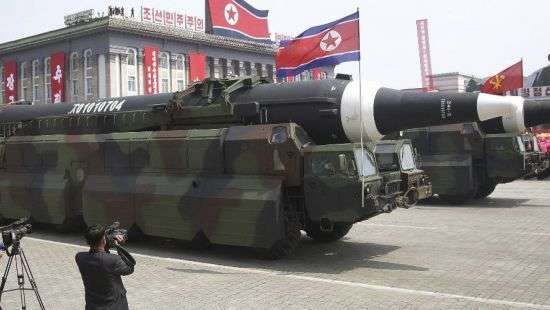 КНДР провела грандиозный военный парад, пока соседи готовятся к Олимпиаде (ВИДЕО)