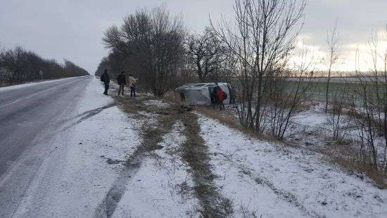 Под Хмельницком автобус с полусотней человек слетел в кювет